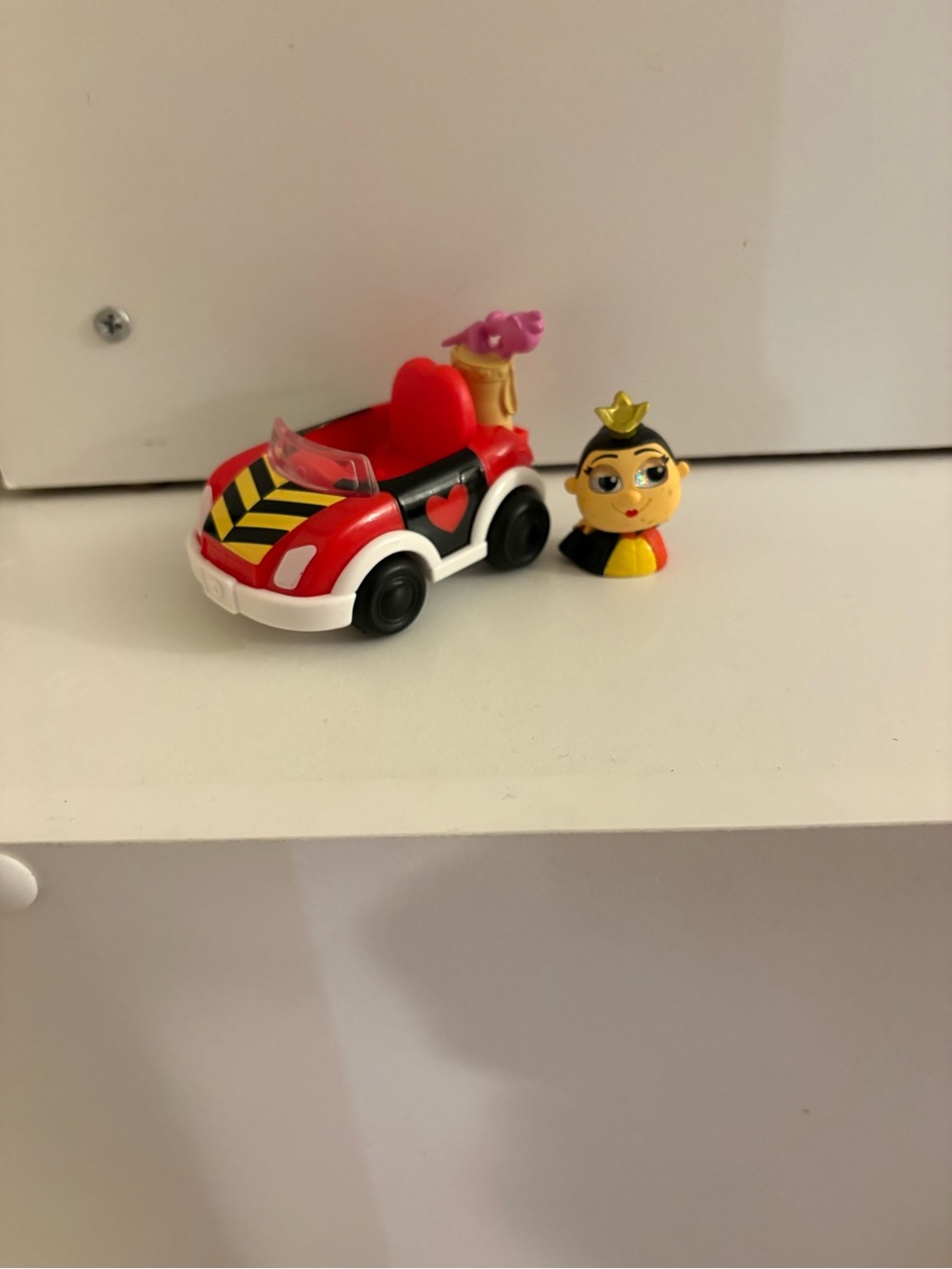 Disney Doorables Let's Go Vehicles Series 2 
Queen of Hearts Set
